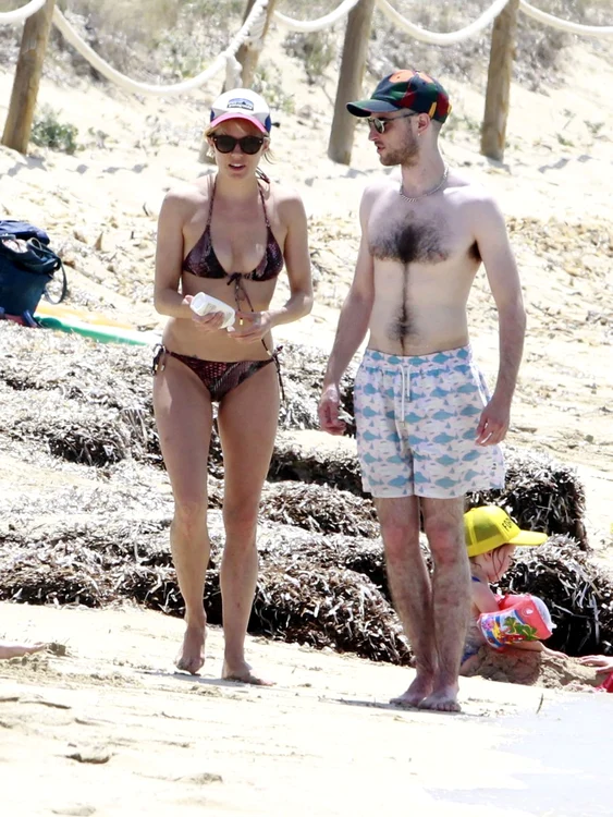 sienna miller bikini 2 hepta 2081578 jpeg