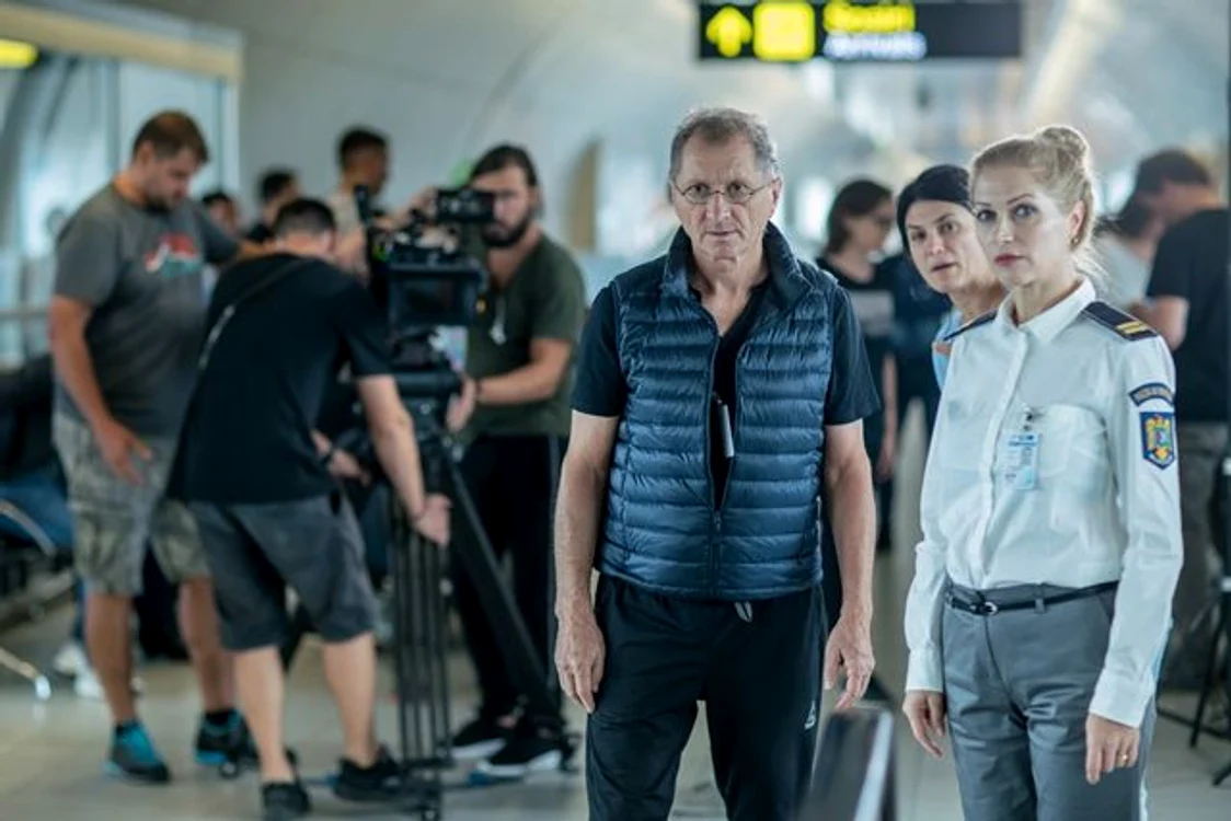 
    Regizorul Horaţiu Mălăiele filmează la Aeroportul Otopeni Foto: arhivă personală  
