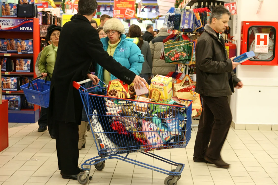 foto coș de cumpărături plin în supermarket