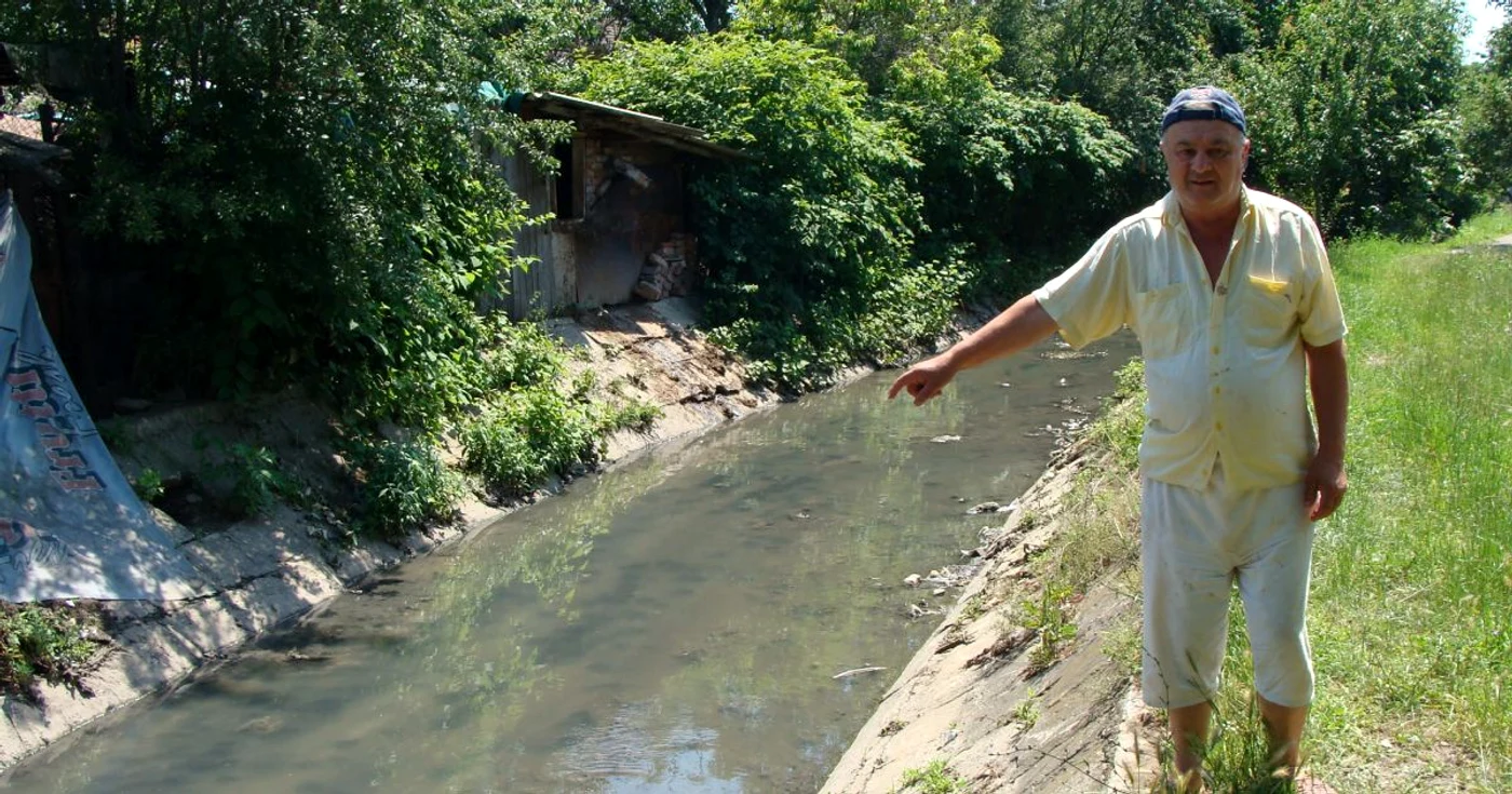 Constantin Nica ne arată canalul colector lângă care trăieşte