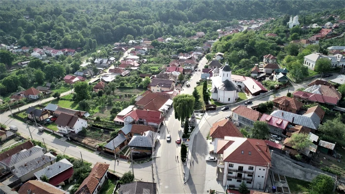 Panoramă asupra vetrei comunei Vaideeni stațiune de interes local din Vâlcea