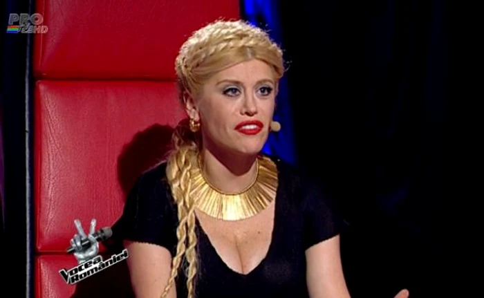 Marian Radu s-a emoţionat foarte tare în timpul interpretării cântecului său (captură Pro TV)