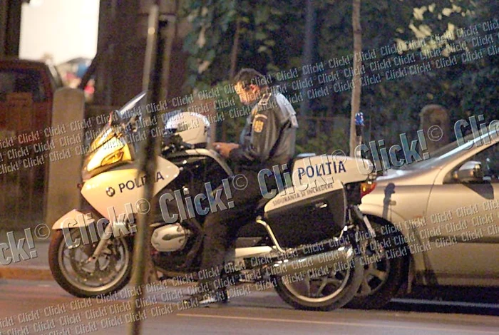 Bărbatul în  uniformă a  privit lung  numărul ei  de telefon