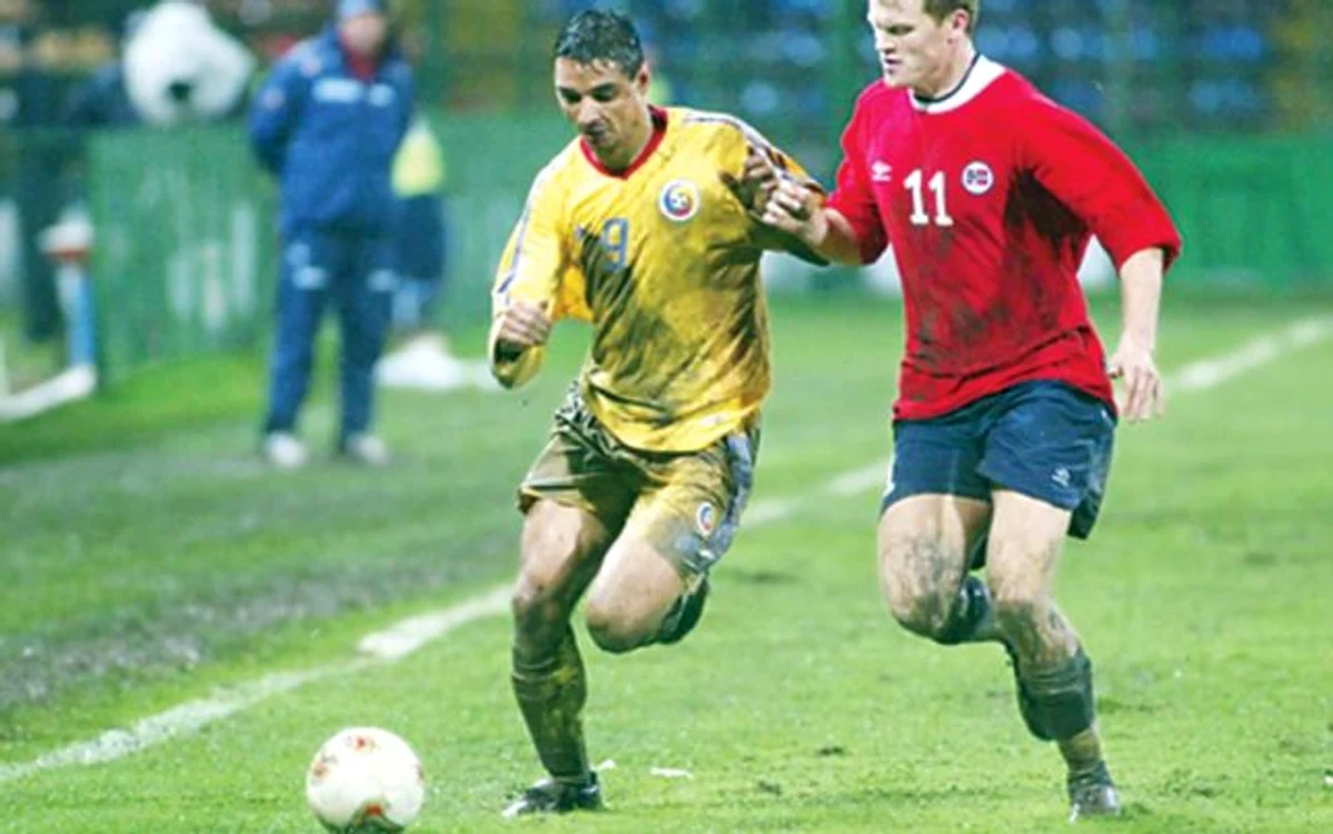Ganea, în duel cu Riise, în 2002