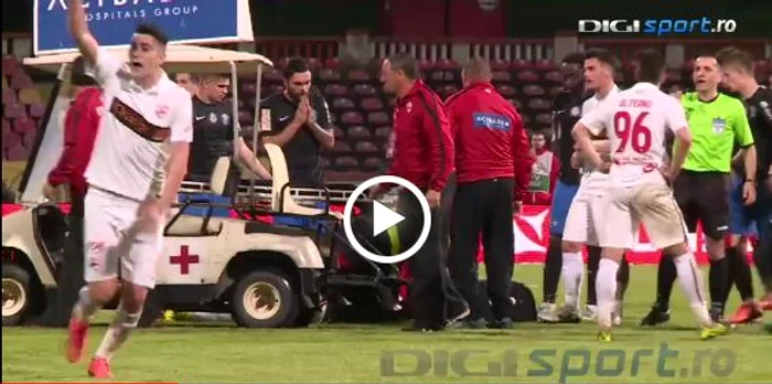 Ionuț Nedelcearu, fundașul lui Dinamo, face semne disperate către medicii care alergau pe lângă ambulanță, să se miște mai repede