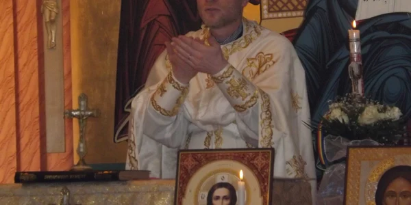 Preotul Cristian slujeste de 16 ani pentru surzii din Oradea