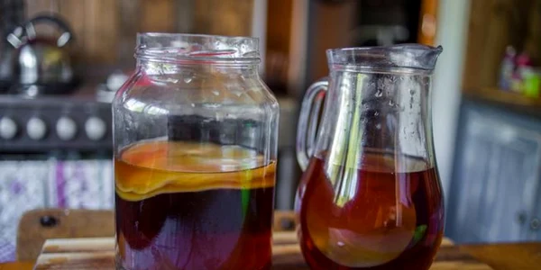 Ce se întâmplă corpului tău dacă bei 2 pahare de Kombucha pe zi