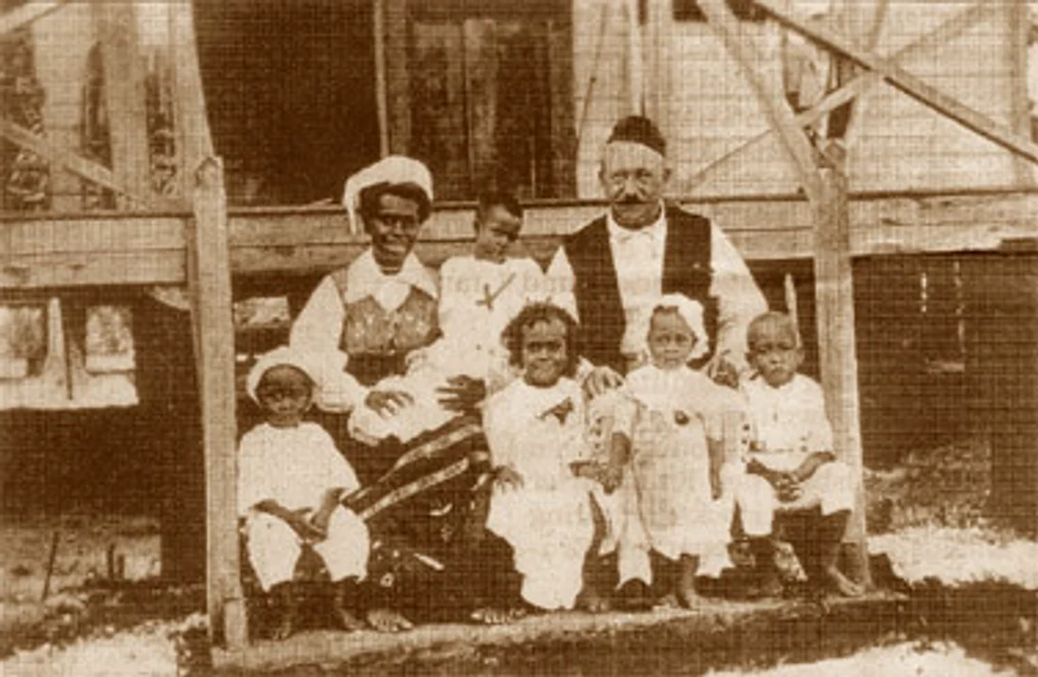 Carl Emil Petterson și familia sa pe insula canibalilor FOTO wikipedia