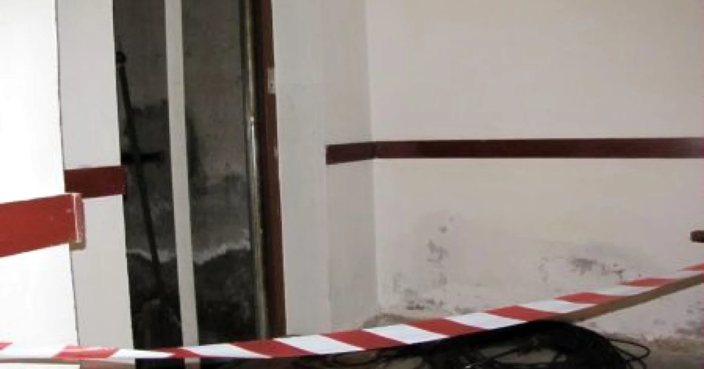 Cei doi lucrau la montarea noului lift, când la un moment dat platforma s-a prăbuşit cu ei