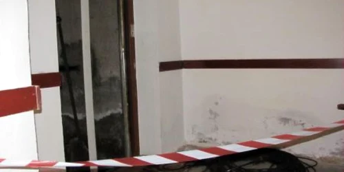 Cei doi lucrau la montarea noului lift, când la un moment dat platforma s-a prăbuşit cu ei