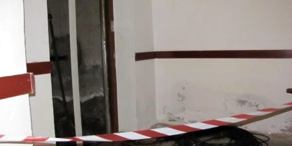 Cei doi lucrau la montarea noului lift, când la un moment dat platforma s-a prăbuşit cu ei
