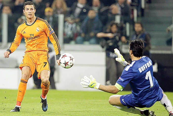 Pantilimon a fost depăşit ca în  curtea şcolii la primul  gol marcat de ruşi (Fotografii: Reuters)