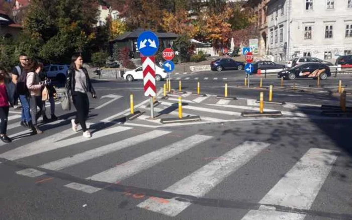 Reprezentanţii Primăriei iau în calcul şi reconfigurarea zebrelor, astfel ca traficul să se desfăşoare mai fluent, dar şi în condiţii de siguranţă. Foto: Ionuţ Dincă