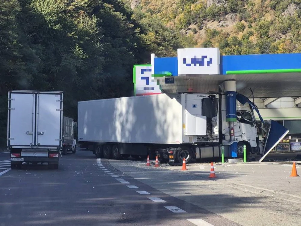 Circulaţia pe Valea Oltului e blocatî.