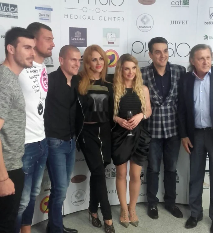 Adina, alături de Alex și prietenii lor, la inaugurarea cliniciifoto: bogdan Savin