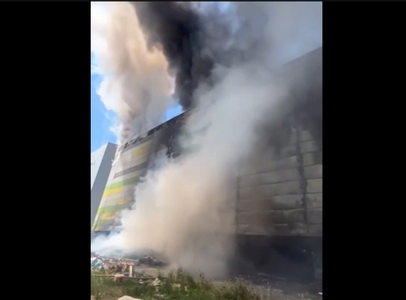 Incendiu violent la un mall din Arad. Flăcările au fost stinse