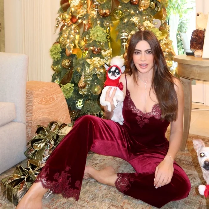 Sofía Vergara s-a pozat într-o pijama roșie (Foto: Instagram)