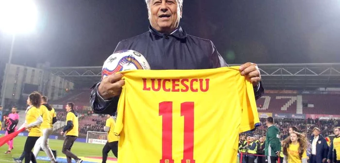 Mircea Lucescu a primit un tricou al României la începutul partidei cu numele său FOTO SportPictures