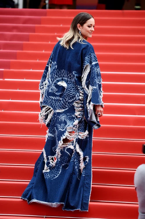Marion Cotillard a ales o haină din denim Balmain, inspirată din serialul ”Urzeala Tronurilor”