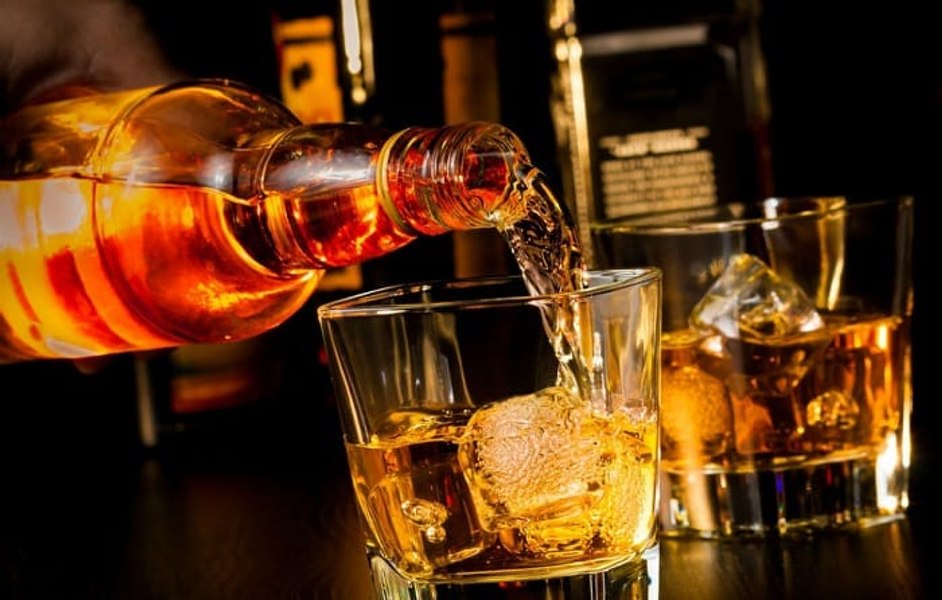 UE vrea să taxeze produsele americane, dar scutește whisky-ul pentru a proteja vinul european