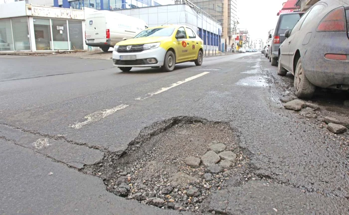 Groapa de pe strada Cetățuia ocupă o întreagă bandă