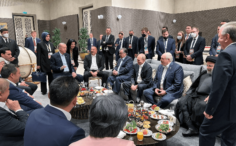 Putin „umilit”, la summitul din Uzbekistan: înghesuit pe canapea și lăsat să aștepte stânjenit liderii mondiali VIDEO