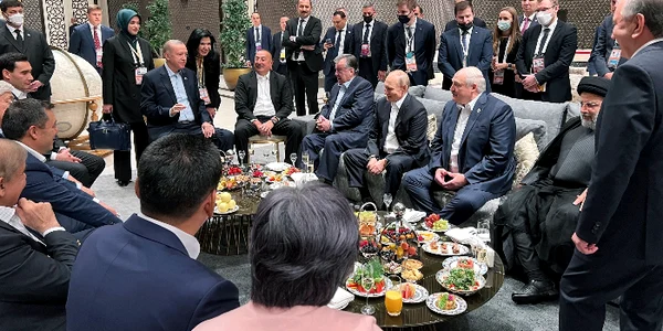 Putin, înghesuit pe canapea la summitul din Uzbekistan FOTO Twitter 