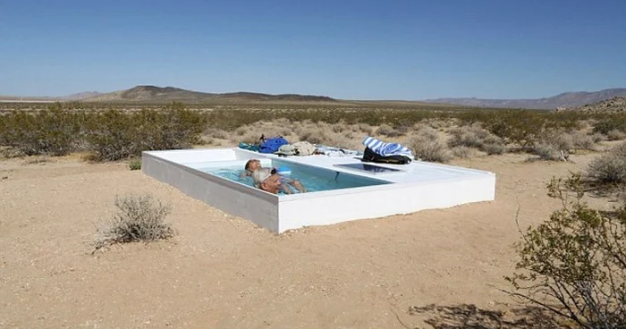Piscina nu este mare, dar apa este mereu rece FOTO: Daily Mail