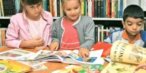 Fetele sunt preocupate să compare rochiţele prinţeselor, băieţii, în schimb, discută care e cel mai fioros dinozaur  