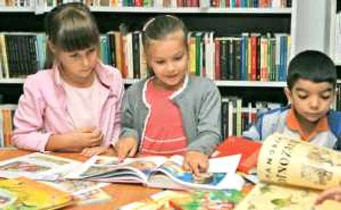 Fetele sunt preocupate să compare rochiţele prinţeselor, băieţii, în schimb, discută care e cel mai fioros dinozaur