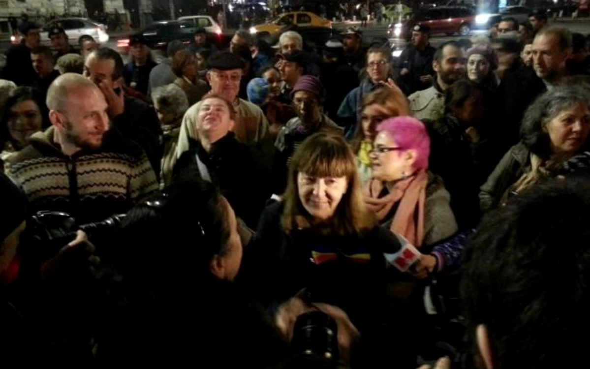 Monica Macovei a venit şi ea la protestul din Piaţa Universităţii