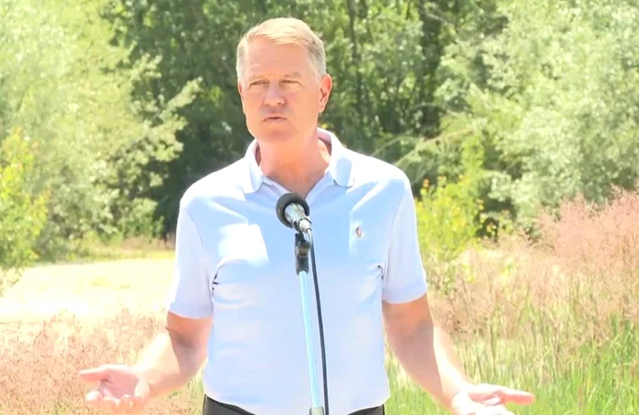 Klaus Iohannis FOTO Klaus Iohannis, declaraţii la acţiunea de colectare a deşeurilor organizată pe râul Argeş / Facebook / Captură