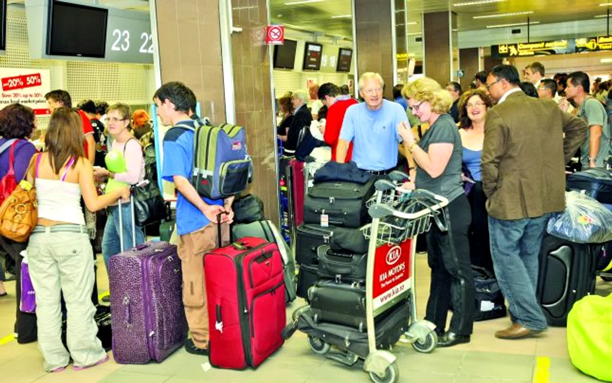Taxele pe care pasagerii le plătesc pentru check-in sau bagaje ţin industria la suprafaţă