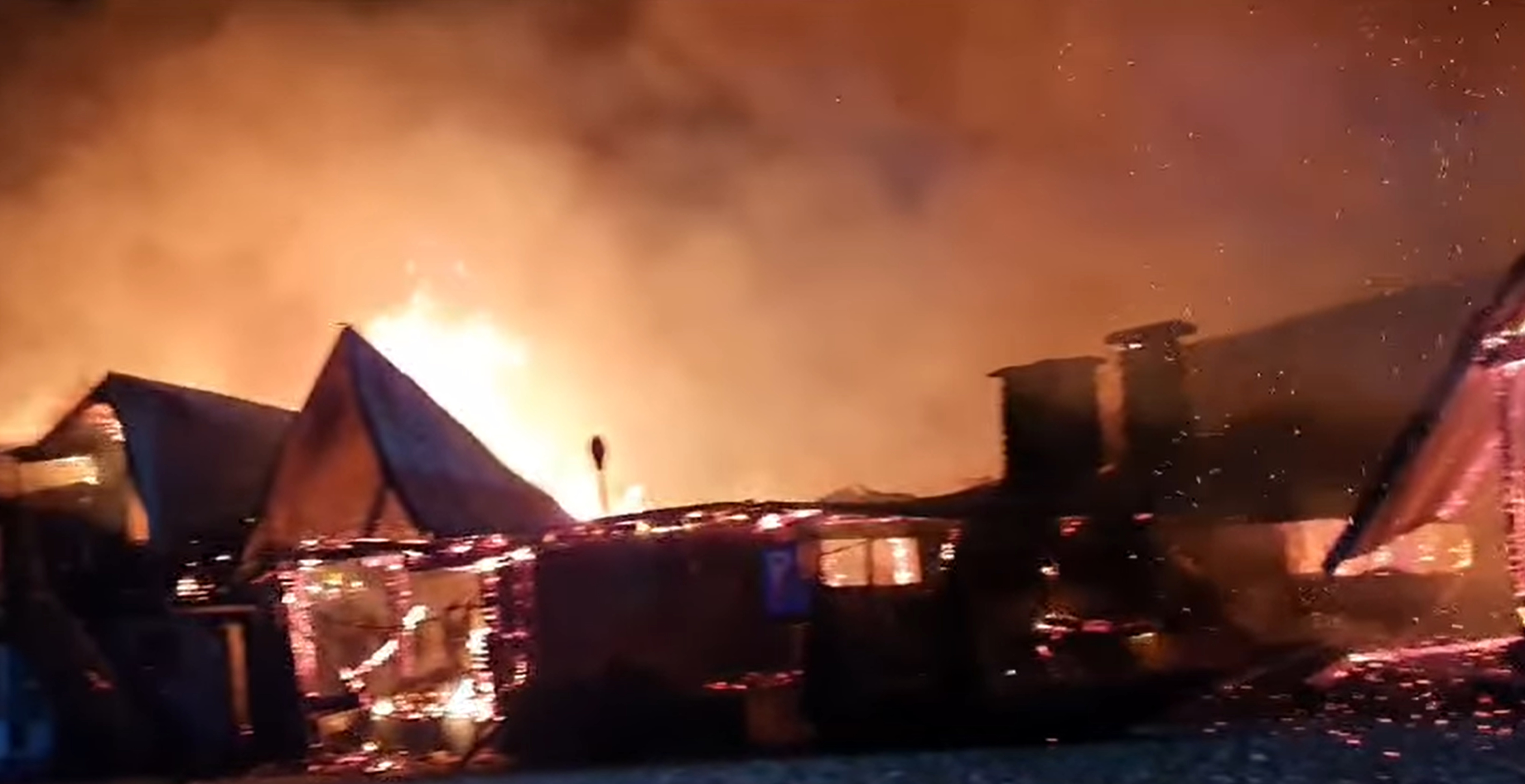 Trei persoane sunt căutate de pompieri