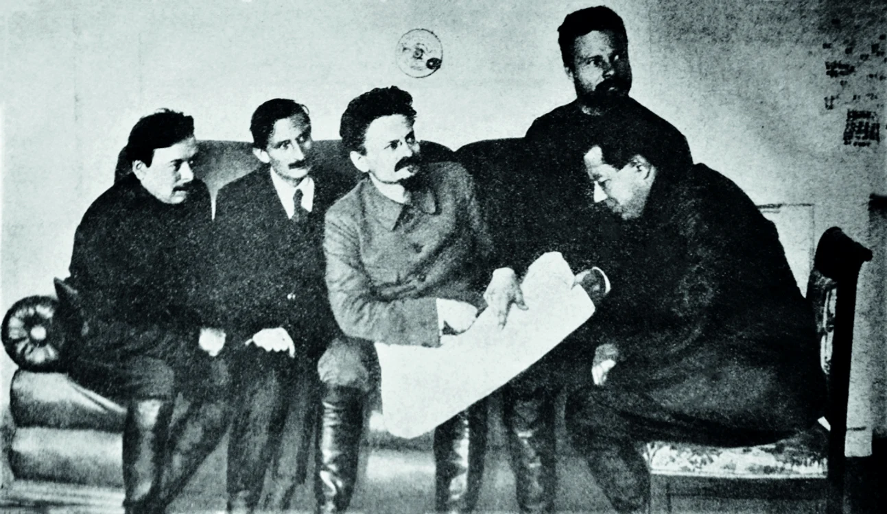Béla Kun, Jacques Sadoul, Lev Troțki, Mihail Frunze și Serghei Gusev plănuiesc „revoluția mondială” 
