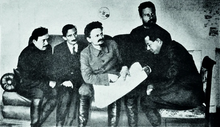 Béla Kun, Jacques Sadoul, Lev Troțki, Mihail Frunze și Serghei Gusev plănuiesc „revoluția mondială”