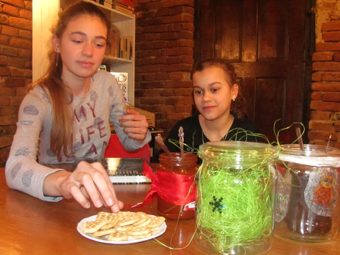 Toti localnicii, de la copii la bunici, savureaza cu placere povestile si dulceata de povesti - Foto Ramona Găină