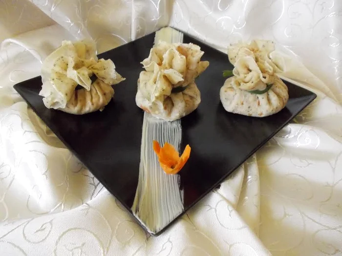 
    Săculeţi cu salata de beouf  