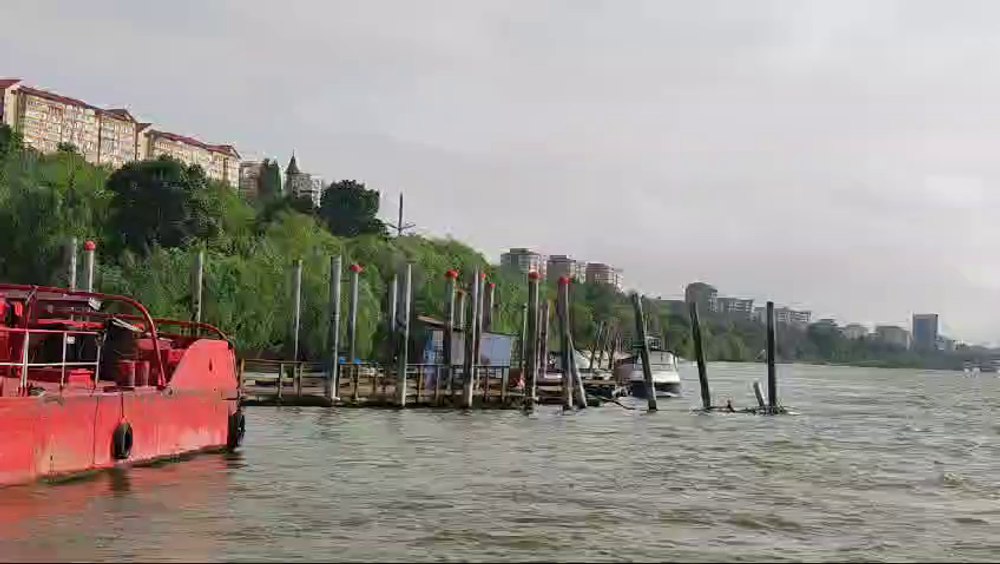 Halul în care arată pontonul Elenei Udrea. Deși pare incredibil, funcționează la capacitate maximă VIDEO 