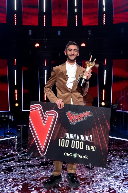 Iulian Nunuca, cu premiul si trofeul Vocea Romaniei 
