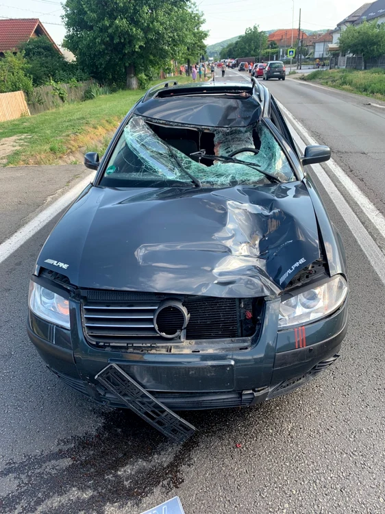 Maşina care a lovit mortal un localnic din Bujoreni - Vâlcea pe DN7 - E 81 Foto Adevărul