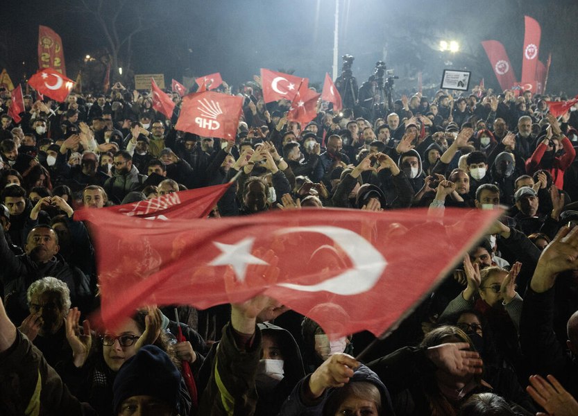 Istanbulul fierbe în continuare. Zeci de mii de oameni au ieșit în stradă împotriva încarcerării primarului Ekrem Imamoglu