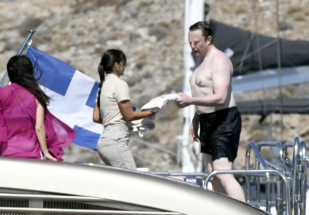 Elon la bustul gol (6) jpg