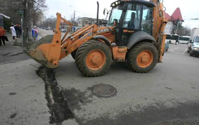 Utilajul i-a fost de mare ajutor la săparea gropilor Foto: Arhivă Adevărul