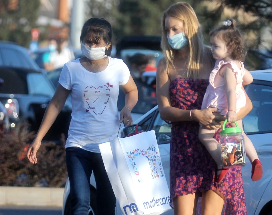Valentina Pelinel a fost surprinsă la cumpărturi într-un mall din București foto: BLITZ