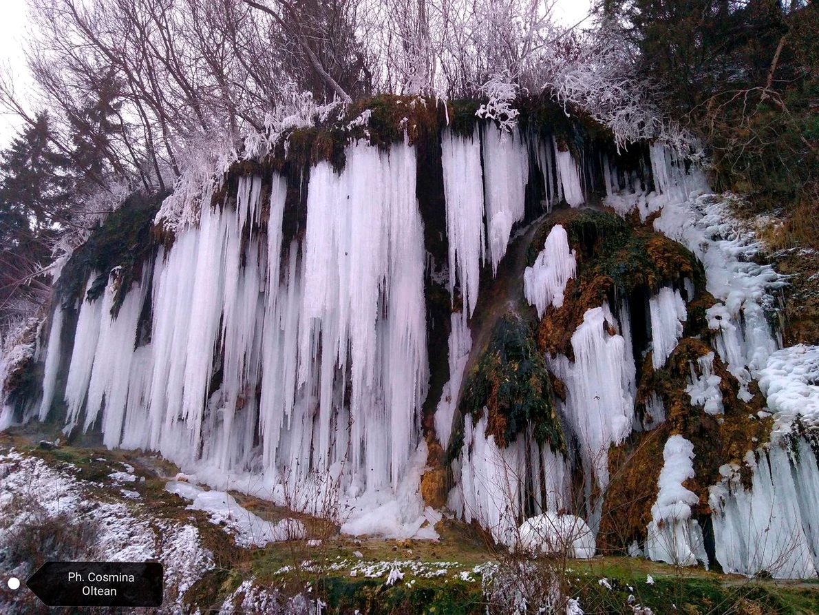 Cascada cu apă termală din Toplița (© Cosmina Marcela OLTEAN)