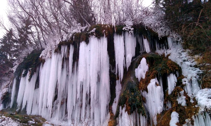 Cascada cu apă termală din Toplița (© Cosmina Marcela OLTEAN)