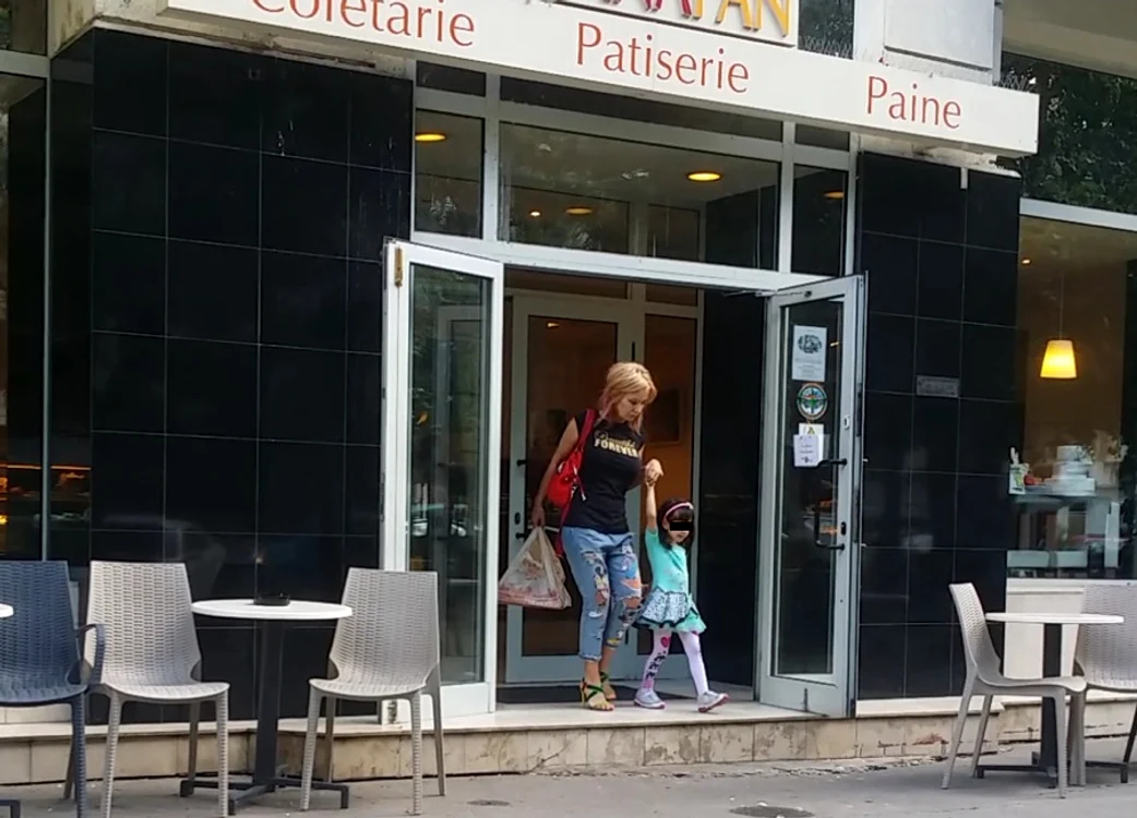 Daniela şi Maria au zăbovit o jumătate de oră în cofetărie până s-au decis ce vor să cumpere
