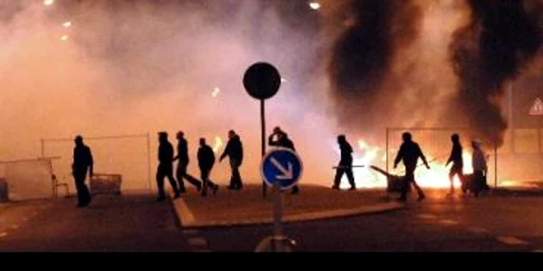 40 de tineri atacă poliţia şi incendiază maşini într-o suburbie a Parisului