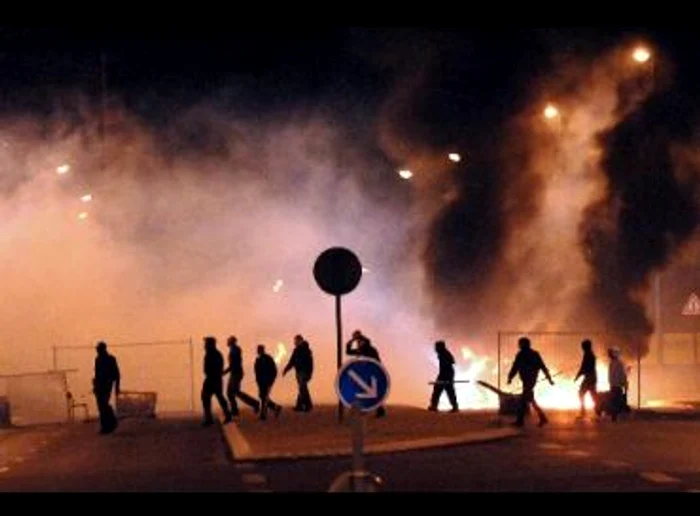 40 de tineri atacă poliţia şi incendiază maşini într-o suburbie a Parisului